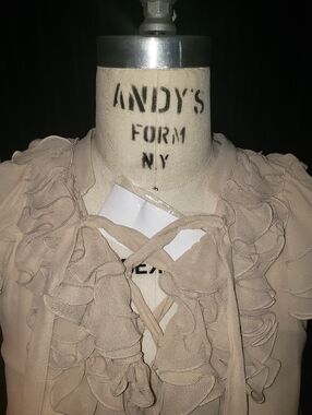 Rare Bally Of Switzerland 100% Seta Chemise Silk Tan Neutral Ruffle Top